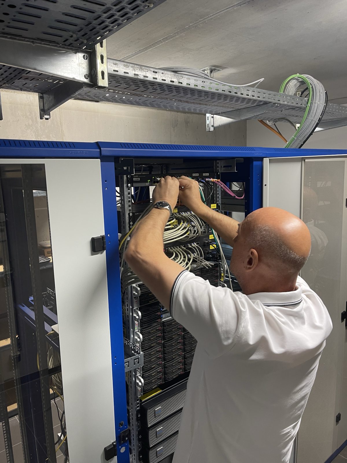 Neuverkabelung der Switches im Serverraum der Lebenshilfe