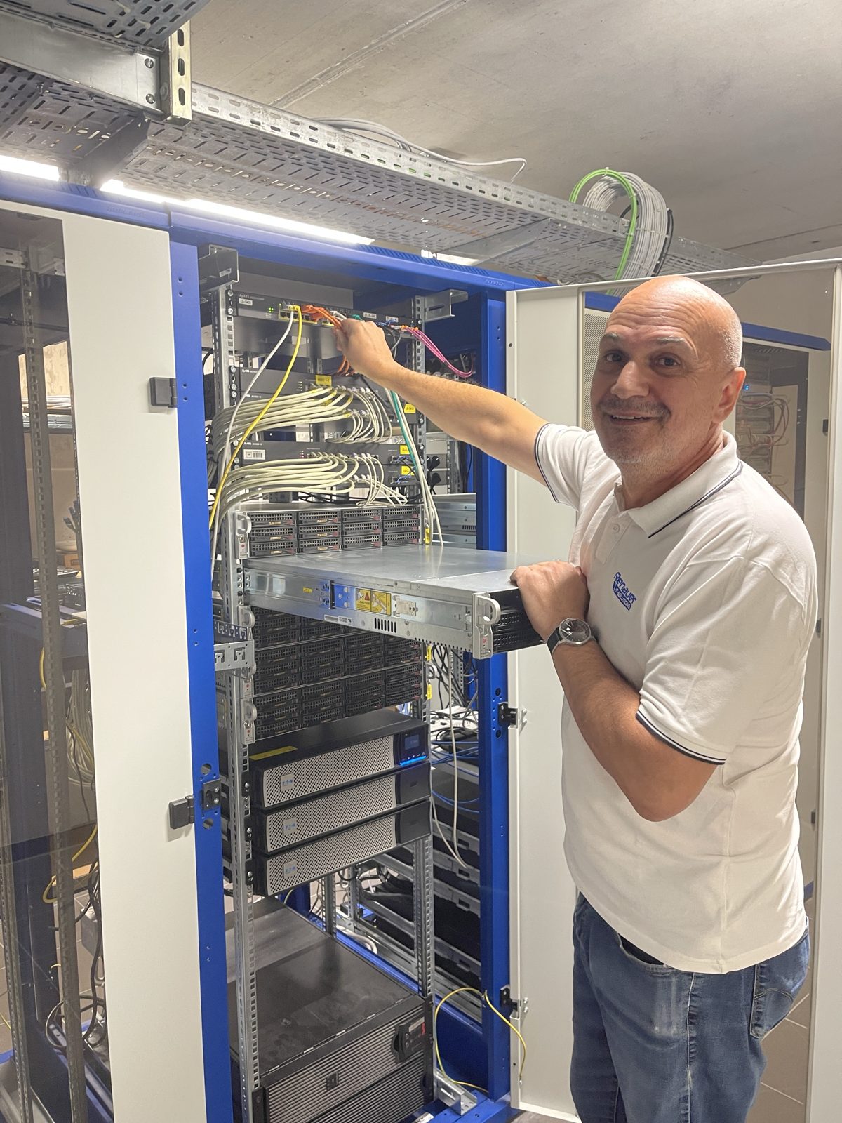 Der Test-KI-Server auf dem Weg ins Rack