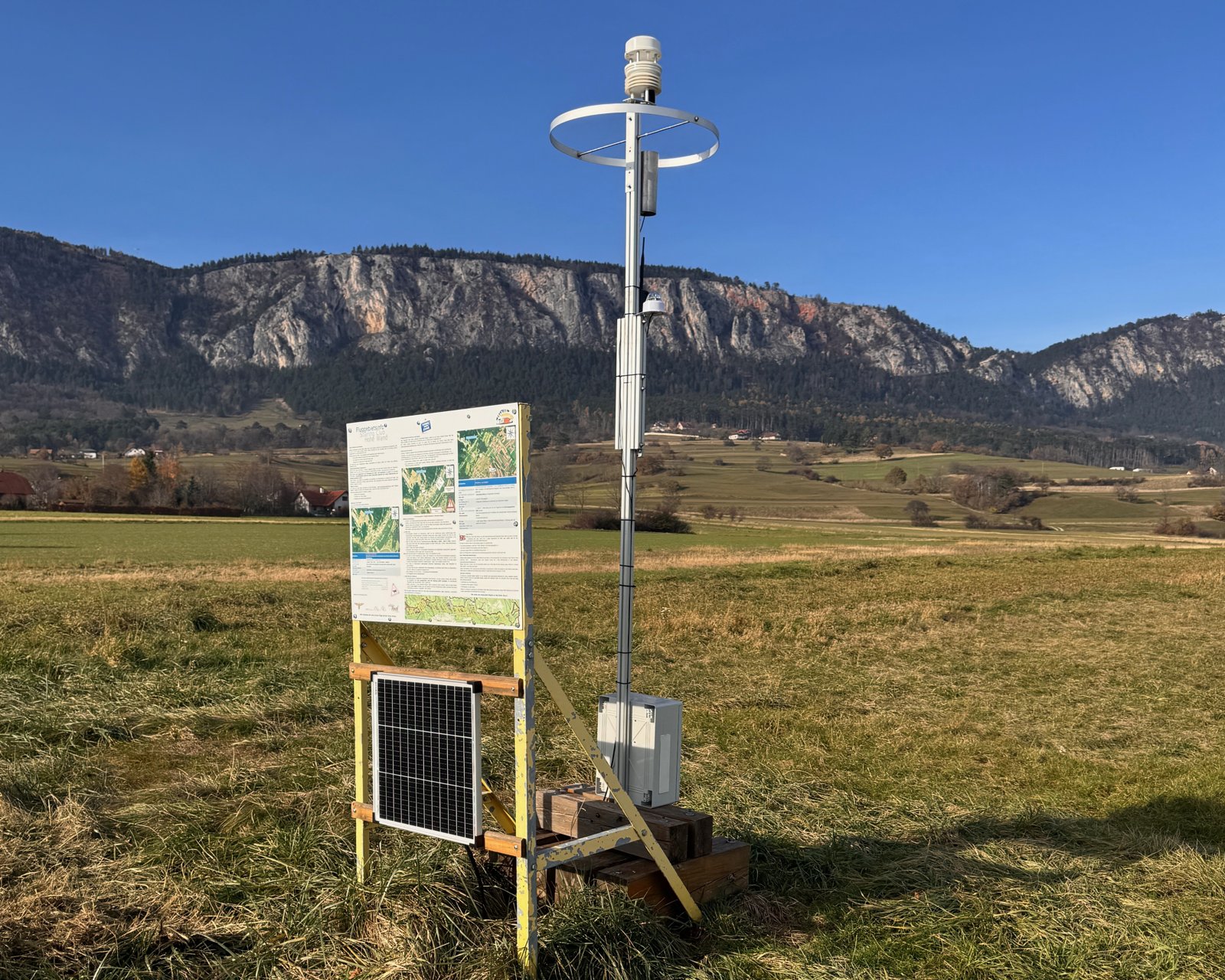 Wetterstation auf der Landewiese in Maiersdorf, im Hintergrund die Felswand der Hohen Wand